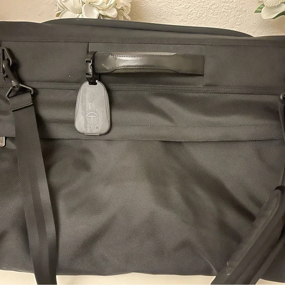 TUMI LUGGAGE 6733D TRI FOLD GARMENT BAG CARRY TYPE
TRAVEL - Picture 6 of 7
